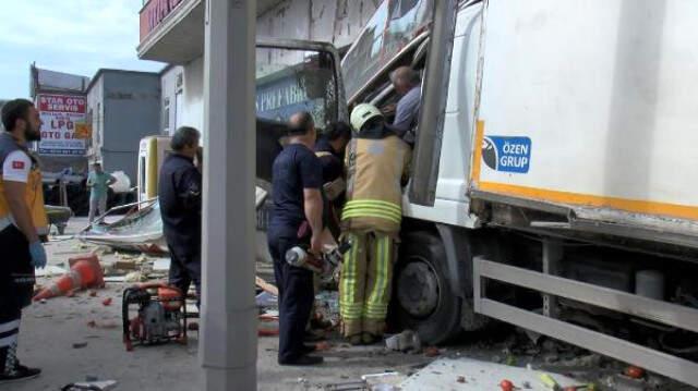 Büyükçekmece'de Sürücüsünün Direksiyon Hakimiyetini Kaybettiği Kamyon, İş Yerine Girdi