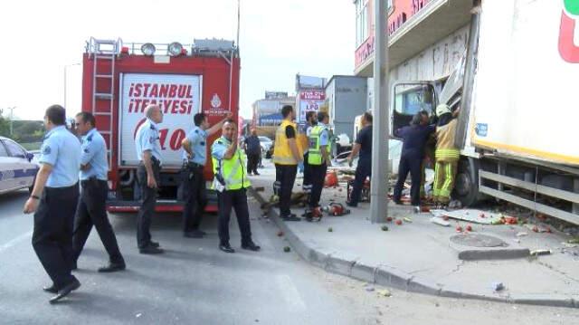 Büyükçekmece'de Sürücüsünün Direksiyon Hakimiyetini Kaybettiği Kamyon, İş Yerine Girdi