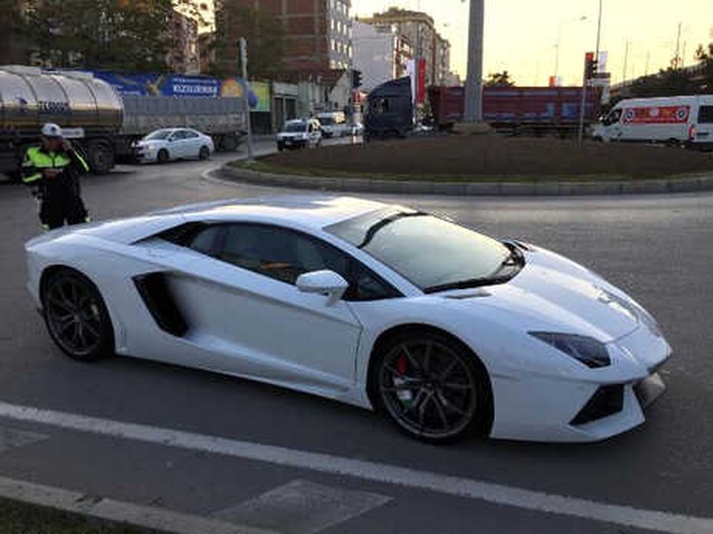 Egzozundan Yüksek Ses Çıkan Lüks Otomobili, Polise Şikayet Ettiler