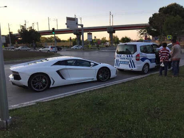 Egzozundan Yüksek Ses Çıkan Lüks Otomobili, Polise Şikayet Ettiler