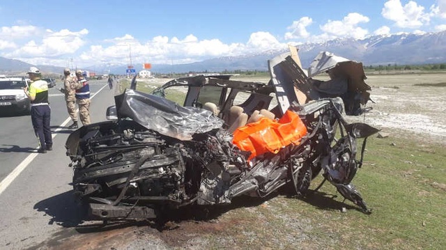 Erzincan'da Otomobil, Otobüsle Çarpıştı: 3 Ölü, 15 Yaralı!