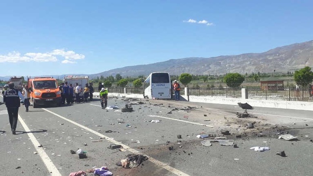 Erzincan'da Otomobil, Otobüsle Çarpıştı: 3 Ölü, 15 Yaralı!