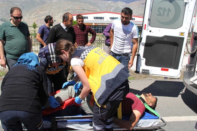 Erzincan'da Otomobil, Otobüsle Çarpıştı: 3 Ölü, 15 Yaralı!