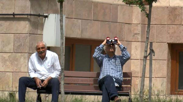 İnsanlık Ölmüş Dedirten Görüntü! İntihar Girişimini Dürbünle İzlediler
