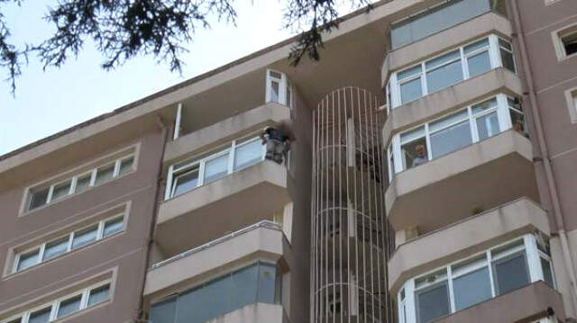 İnsanlık Ölmüş Dedirten Görüntü! İntihar Girişimini Dürbünle İzlediler