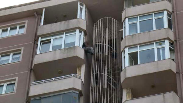 İnsanlık Ölmüş Dedirten Görüntü! İntihar Girişimini Dürbünle İzlediler