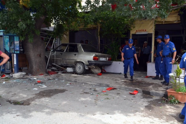İzmir'de Korkunç Kaza! Otomobil Kahvehaneye Girdi: 2 Ölü