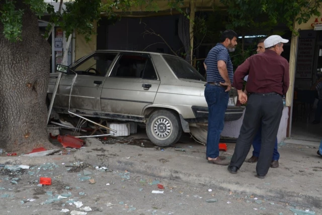 İzmir'de Korkunç Kaza! Otomobil Kahvehaneye Girdi: 2 Ölü