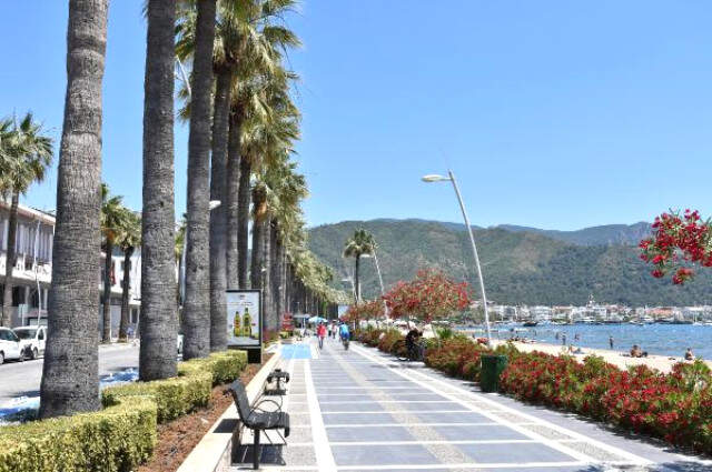 Ramazan Başladı, Marmaris'te Sahiller Turistlere Kaldı Ramazan Başladı, Marmaris'te Sahiller Turistlere Kaldı