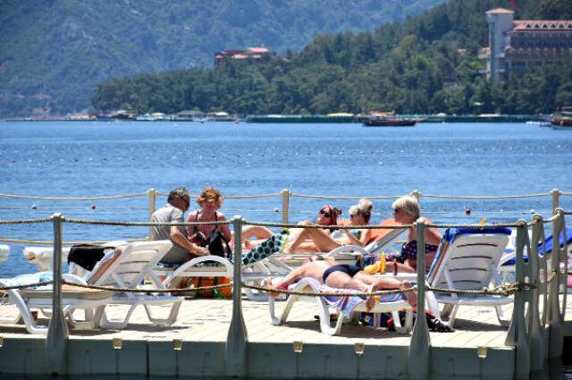 Ramazan Başladı, Marmaris'te Sahiller Turistlere Kaldı Ramazan Başladı, Marmaris'te Sahiller Turistlere Kaldı
