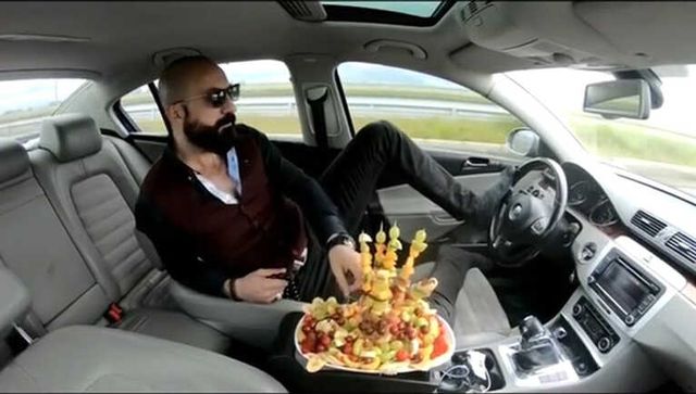 Trafikte Ayağıyla Direksiyonu Tutup Meyve Tabağıyla Poz Veren Sürücü, Gözaltına Alındı