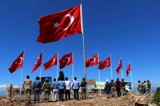 Zeytin Dalı Harekatında 9 Şehit Verilen Tepeye 9 Türk Bayrağı Dikildi