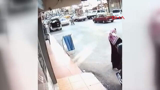 Anbean Kamerada! Vatandaşın Dikkatiyle Küçük Kız Arabanın Altında Kalmaktan Kurtuldu Anbean Kamerada! Vatandaşın Dikkatiyle Küçük Kız Arabanın Altında Kalmaktan Kurtuldu