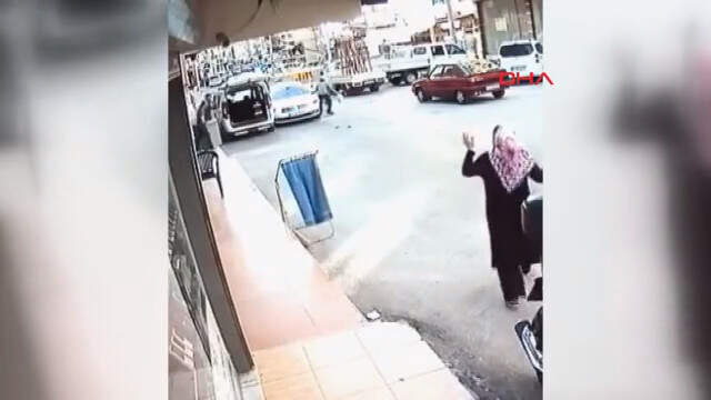 Anbean Kamerada! Vatandaşın Dikkatiyle Küçük Kız Arabanın Altında Kalmaktan Kurtuldu Anbean Kamerada! Vatandaşın Dikkatiyle Küçük Kız Arabanın Altında Kalmaktan Kurtuldu
