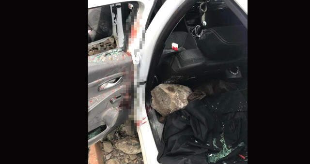 Dağdan Kopan Kaya Parçası, Otomobil Sürücüsünü Ağır Yaraladı Dağdan Kopan Kaya Parçası, Otomobil Sürücüsünü Ağır Yaraladı