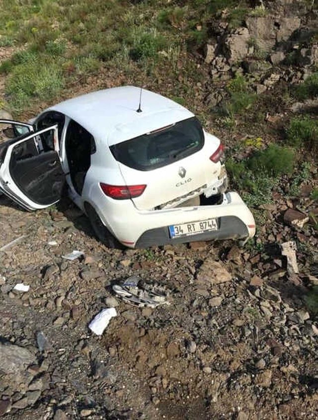 Dağdan Kopan Kaya Parçası, Otomobil Sürücüsünü Ağır Yaraladı