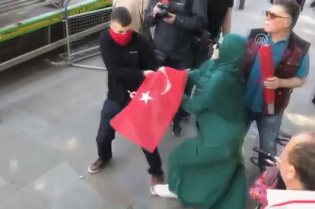 Erdoğan, İngiltere'de Türk Bayrağını Teslim Etmeyen Kadın ile Telefon Görüşmesini Anlattı: Bu Asrın Nene Hatunu
