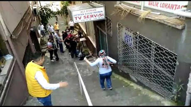 Şehir Magandaları 7 Aylık Hamile Eşinin Gözü Önünde Genci Tekme Tokat Dövdü