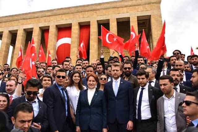 Meral Akşener, 19 Mayıs'ta Gençlerle Anıtkabir'e Gitti