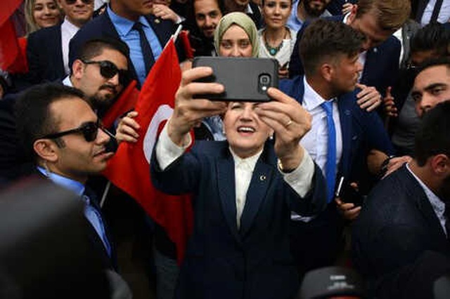 Meral Akşener, 19 Mayıs'ta Gençlerle Anıtkabir'e Gitti