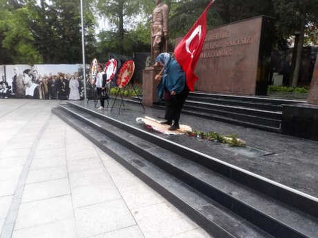 Atatürk Anıtındaki HDP Çelengini Parçaladı, CHP Çelengini Devirdi
