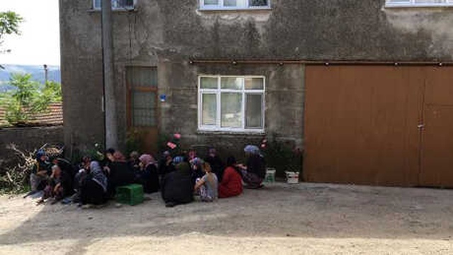 Katliam Evinde Acı Görüntü! Mühürlenen Kapının Önünde Yas Tutuyorlar