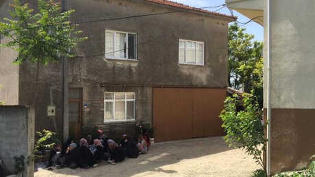 Katliam Evinde Acı Görüntü! Mühürlenen Kapının Önünde Yas Tutuyorlar