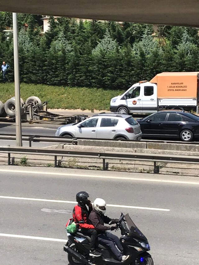 Damperi Açık Unutulan Hafriyat Kamyonu Üst Geçide Çarptı! Damperi Açık Unutulan Hafriyat Kamyonu Üst Geçide Çarptı!