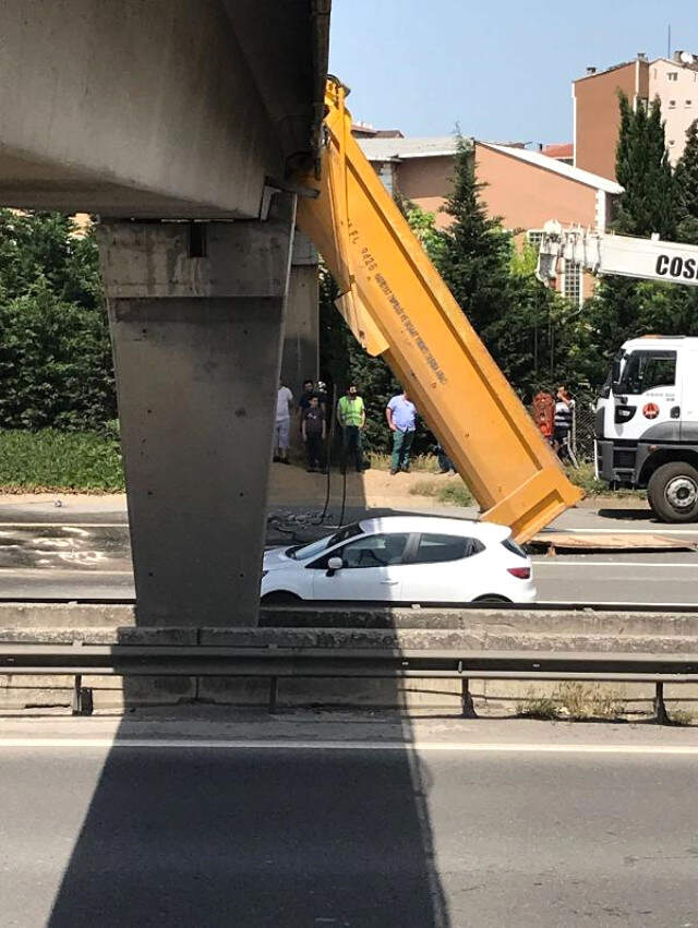 Damperi Açık Unutulan Hafriyat Kamyonu Üst Geçide Çarptı! Damperi Açık Unutulan Hafriyat Kamyonu Üst Geçide Çarptı!