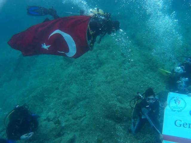 30 Genç Su Altına Atatürk İçin Daldı, Türk Bayrağı Açtı!