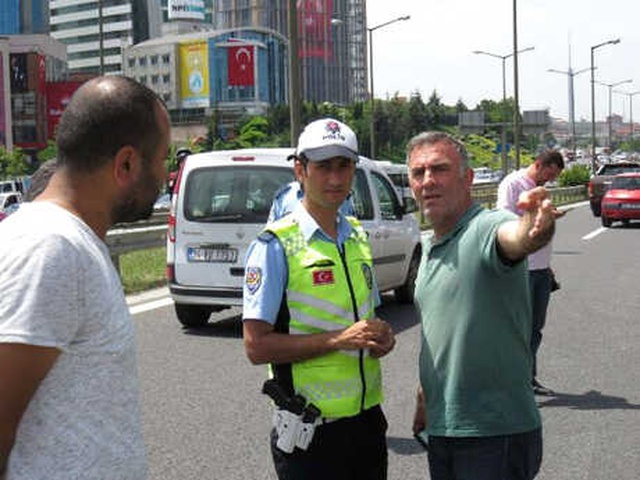 Hafriyat Kamyonu, Otomobili Bariyerlere Sıkıştırdı: 1'i Ağır 2 Yaralı