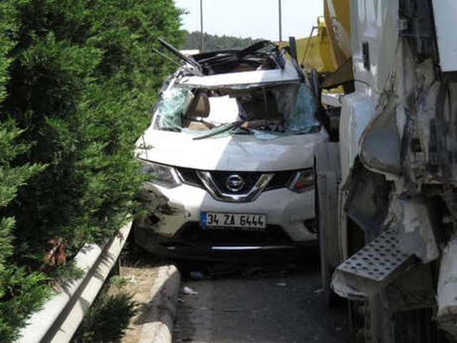 Hafriyat Kamyonu, Otomobili Bariyerlere Sıkıştırdı: 1'i Ağır 2 Yaralı