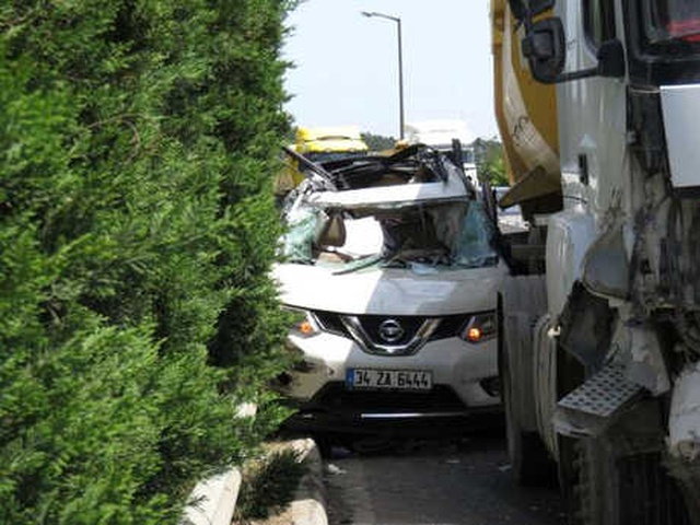 Hafriyat Kamyonu, Otomobili Bariyerlere Sıkıştırdı: 1'i Ağır 2 Yaralı