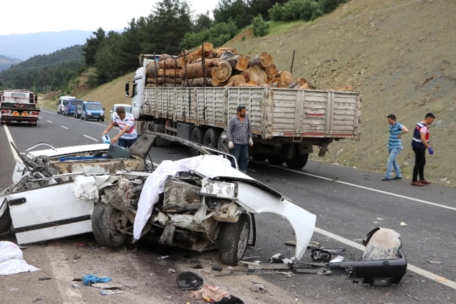 TIR'a Arkadan Çarpan Otomobil Paramparça Oldu, 3 Kadın Feci Şekilde Can Verdi