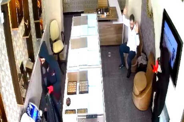 Maskeli Hırsızlar Saniyeler İçinde Kuyumcuyu Boşalttı, Soygun Anları Kamerada