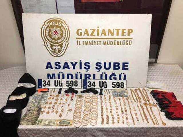 Maskeli Hırsızlar Saniyeler İçinde Kuyumcuyu Boşalttı, Soygun Anları Kamerada
