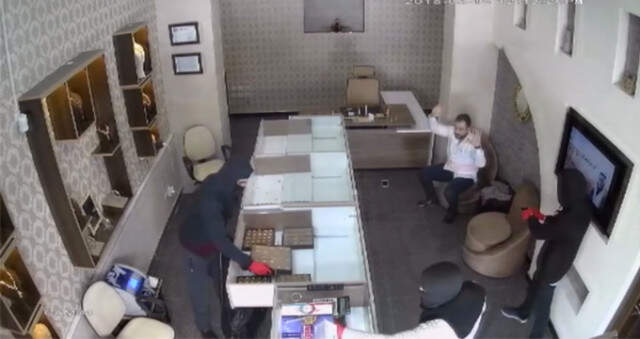 Maskeli Hırsızlar Saniyeler İçinde Kuyumcuyu Boşalttı, Soygun Anları Kamerada