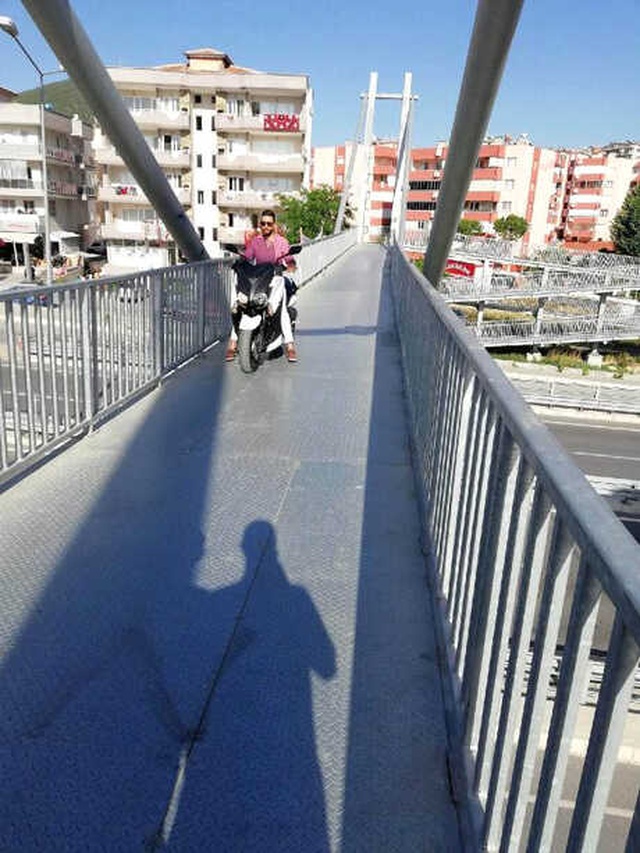 Aydın'da Motosikletli Yaya Üst Geçidinden, Yaya Yoldan Geçti, Görenler Gözlerine İnanamadı