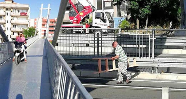 Aydın'da Motosikletli Yaya Üst Geçidinden, Yaya Yoldan Geçti, Görenler Gözlerine İnanamadı