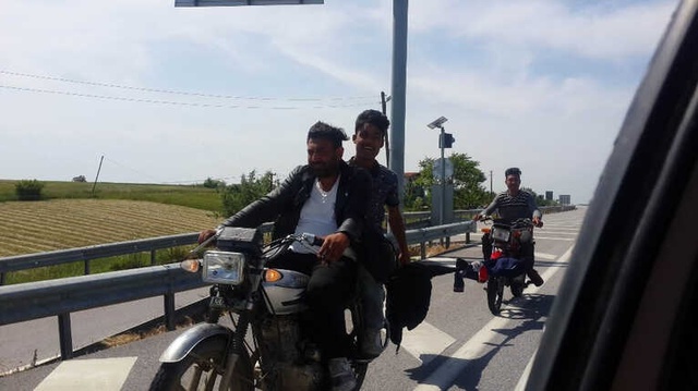 Yakıt Bitince Yaptıkları Akıllara Durgunluk Getirdi! Tehlikeli Yolculuk Kamerada