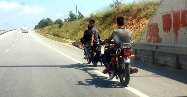 Yakıt Bitince Yaptıkları Akıllara Durgunluk Getirdi! Tehlikeli Yolculuk Kamerada