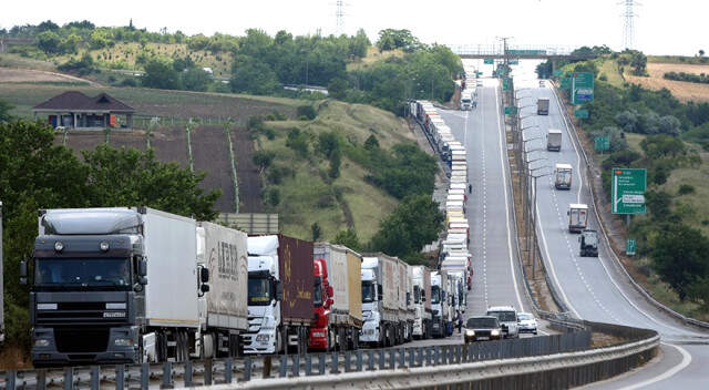 Kapıkule'de TIR Kuyruğu 30 Kilometreye Çıktı, Şoförler İsyan Etti