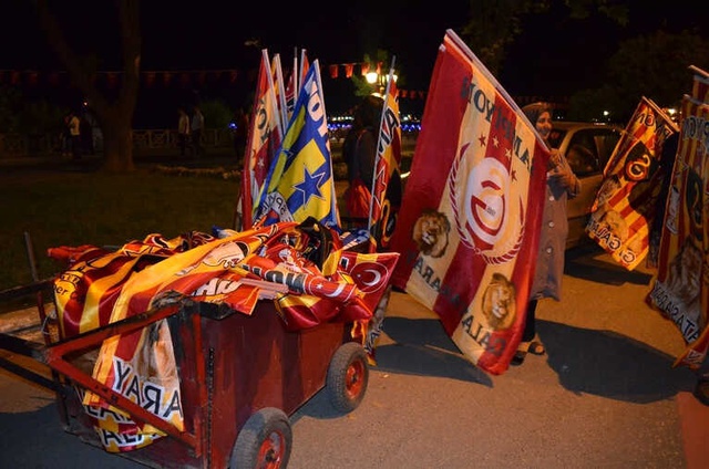Galatasaray'ın Şampiyonluğuna En Çok Seyyar Satıcılar Sevindi