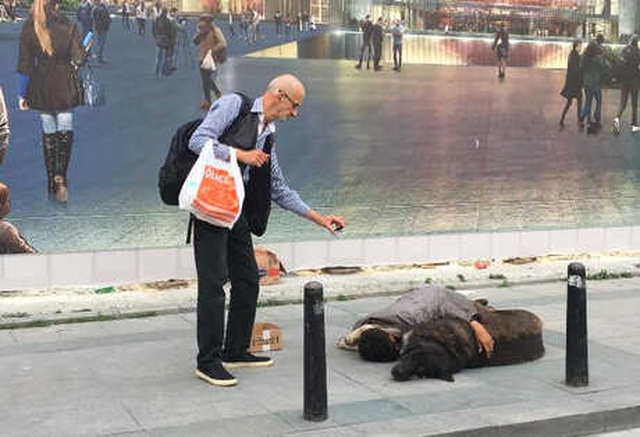 Taksim'de Köpeğine Sarılarak Uyuyan Çocuk, Yürek Sızlattı