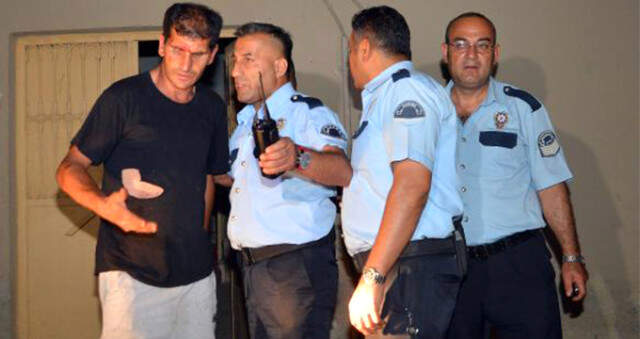 Hırsız, Sahura Kalkan Ev Sahibini Bıçaklayıp Kaçtı