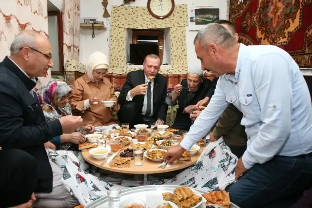 Cumhurbaşkanı Erdoğan Yer Sofrasında İftar Yaptı!