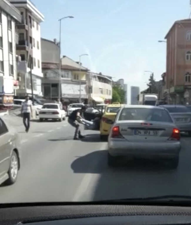  <a class='keyword-sd' href='/istanbul/' title='İstanbul'>İstanbul</a>'da Taksici Dehşeti Kamerada! Tartıştığı Kadın Yolcuyu Bacağından Tutup Attı