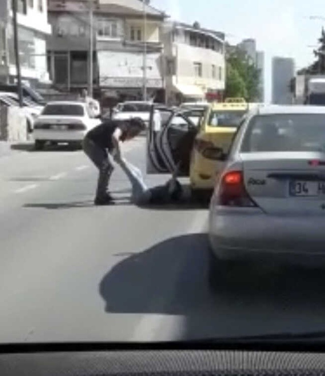 İstanbul'da Taksici Dehşeti Kamerada! Tartıştığı Kadın Yolcuyu Bacağından Tutup Attı
