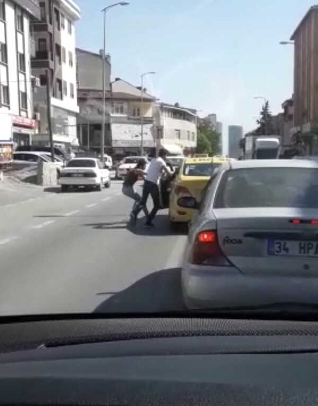 İstanbul'da Taksici Dehşeti Kamerada! Tartıştığı Kadın Yolcuyu Bacağından Tutup Attı