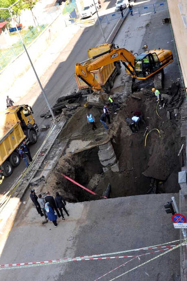 Erzurum'da Sağanaktan Sonra Pikabı Yutan Göçükteki Çalışmada, Doğal Gaz Hattı Patladı